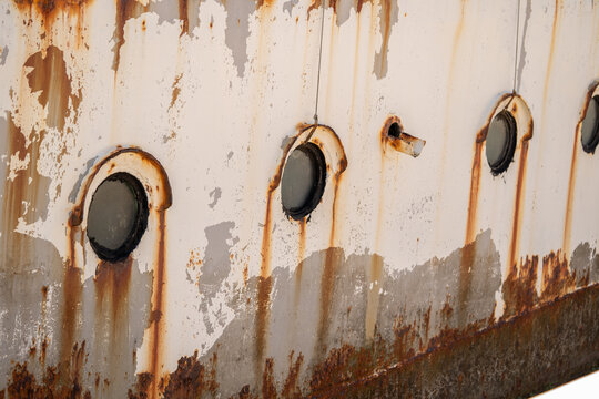 portillos de barco encallado con signos de oxidaci&oacute;n