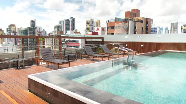A pool with a view of the city skyline (Uma piscina com vista para o horizonte da cidade)