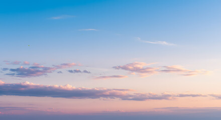 Obraz premium A panoramic view of an expansive sky featuring a gradient from deep blue to soft pastel tones