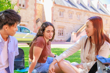 公園で談笑する大学生の男女