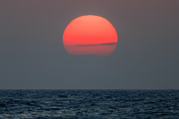 夜明けの底土港と底土海水浴場の日の出。
東京都伊豆諸島八丈島-2025年
