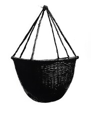 Obraz premium A hanging woven basket suspended by several sturdy ropes