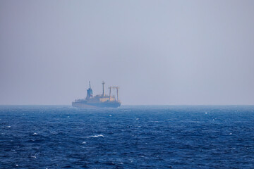 黄色い船は東海汽船の太平洋八丈島航路の橘丸。 八丈島な太平洋航路の終点のため、朝に入港した後はそのまま折り返し運行となる。 東京都伊豆諸島八丈島-2025年 