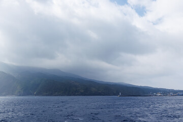 八丈島と青ヶ島をつなぐ、あおがしま丸。
日本三大廃墟の一つ、旧八丈オリエンタルリゾートホテル。
背後には巨大な八丈富士、三原山が見える。

東京向けの橘丸が八丈島の底土港を出港した。
東海汽船東京湾～伊豆諸島八丈島、太平洋航路の橘丸船上にて - 2025
