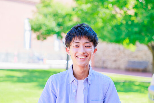 カメラ目線の爽やかな日本人の青年