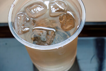 船内のレストランでランチ。
伊豆諸島名物のアカイカ（ケンサキイカ）の島の海水で作った塩焼きと磯海苔のラーメン、島焼酎の水割りなど。
非常に美味しい。
東海汽船東京湾～伊豆諸島八丈島、太平洋航路の橘丸船上にて - 2025
