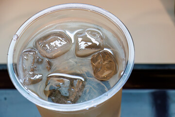 船内のレストランでランチ。
伊豆諸島名物のアカイカ（ケンサキイカ）の島の海水で作った塩焼きと磯海苔のラーメン、島焼酎の水割りなど。
非常に美味しい。
東海汽船東京湾～伊豆諸島八丈島、太平洋航路の橘丸船上にて - 2025
