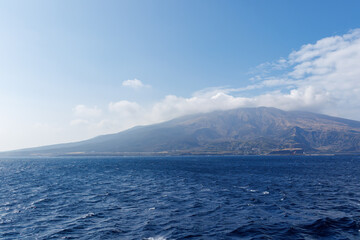伊豆諸島南部にある絶海の孤島、三宅島に到着した。
三宅島は諸島内で最も活動が盛んな活火山の島である。
真新しい溶岩によって形成された島は独特の自然環境が見所。
東海汽船東京湾～伊豆諸島八丈島、太平洋航路の橘丸船上にて - 2025
