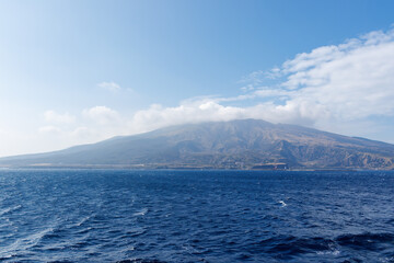 伊豆諸島南部にある絶海の孤島、三宅島に到着した。
三宅島は諸島内で最も活動が盛んな活火山の島である。
真新しい溶岩によって形成された島は独特の自然環境が見所。
東海汽船東京湾～伊豆諸島八丈島、太平洋航路の橘丸船上にて - 2025
