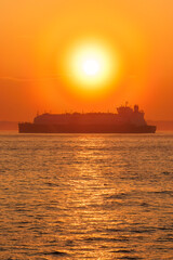 港の沖を行く巨大タンカー。
東京湾から眺める美しい夕陽。
東海汽船東京湾～伊豆諸島八丈島、太平洋航路の橘丸船上にて - 2025
