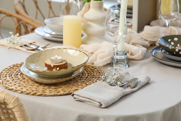 Elegant table setting with clean plates and beautiful flowers in restaurant