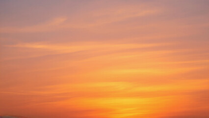 Obraz premium Vibrant Sky: A canvas of radiant colors unfolds across the expanse, with hues of orange, pink, and purple merging in a breathtaking sunset display. 