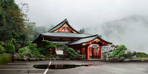 Obraz premium view of Japanese temple during autumn season in misty mountains