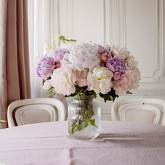 美しいフラワーアレンジメントと素敵なインテリアの部屋