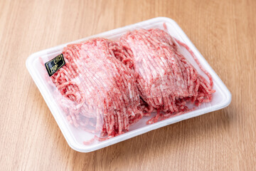 合い挽きミンチ肉のトレイ盛り付けた調理前の食材