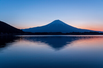 田貫湖の湖面に映る夜明けの富士山