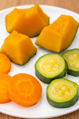 彩り豊かな蒸し野菜の盛り付けのアップ