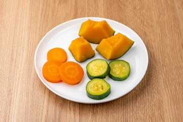 彩り豊かな蒸し野菜の盛り付けのアップ