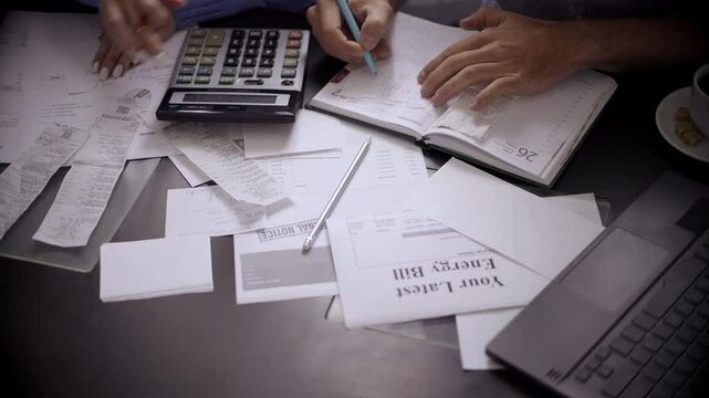 Energy bill expenses tariffs . Home budget increase costs	