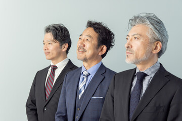 笑顔のミドルエイジ男性ビジネスパーソンのグループ
