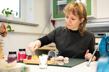 Silikontechnikerin bei der Arbeit. Handwerk in der Werkstatt mit Kunststoff.