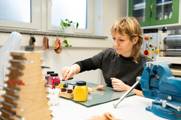 Mitarbeiterin einer Firma Arbeitet in einer Werkstatt. Handwerkerin bei der Arbeit