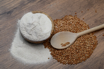 Mąka gryczana i kasza gryczana rozsypane na kuchennym blacie