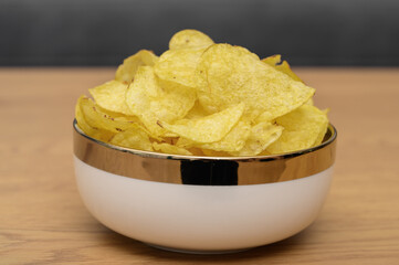Izolowana miska chipsów ziemniaczanych leży na stole