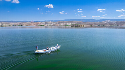 Obraz premium Boats cruising on blue lake Sariyar Dam Mihaliccik Eskisehir Turkey