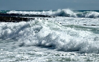 Naklejka premium Water waves on the coastline