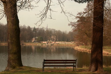 Ławka w parku nad stawem