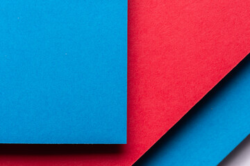 重なる赤色と青色の背景