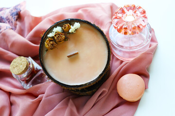 Handmade eco-friendly coconut shell candle with natural soy wax, a wooden wick, and a tropical aroma, perfect for a cozy, sustainable, and relaxing ambiance