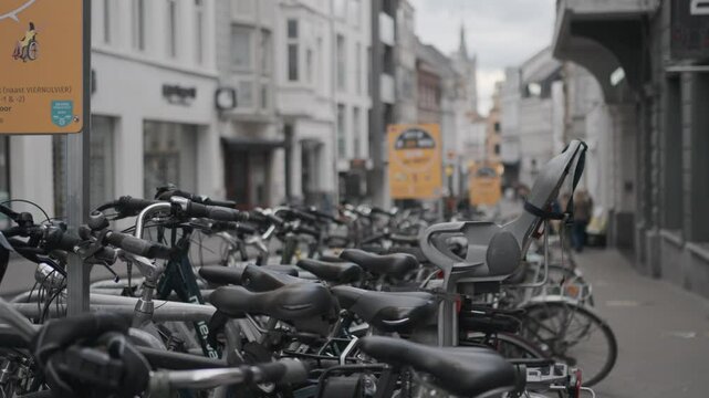 Street View della citt&agrave; di Gent in Belgio durante una giornata nuovlosa, con parcheggio biciclette. 