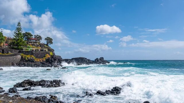 Timelapse - Azoreninsel S&atilde;o Miguel, Caloura, Strand von Ponta da Galera,  nahe dem nat&uuml;rlichen Schwimmbecken Piscina Natural  dramatische Lavafelsen in der Meeresbrandung 