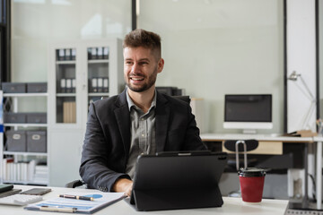 Obraz premium Smiling confident mature businessman leader looking at camera in office.