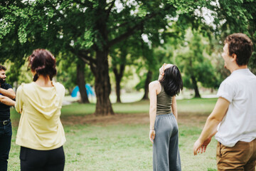Fototapeta premium A group of students enjoying a sports class outdoors in a park setting with their professor. The scene captures active engagement, teamwork, and nature.
