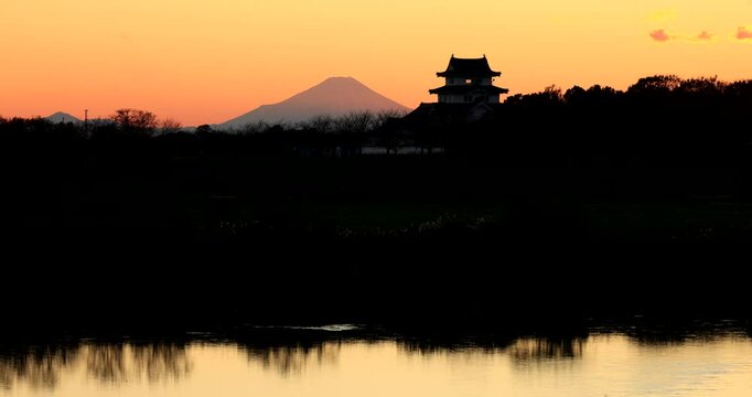 夕焼けに染まる富士山と関宿城　茨城県の関東冨士見百景から