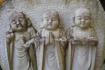 Obraz premium Many stone statues of Jizo are lined up in Japanese temples.