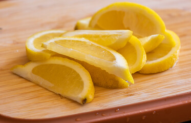 fresh lemon slices on wooden cutting board close-up