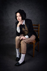 Naklejka premium Female Sherlock Holmes-Inspired Character Sitting in Classic Detective Pose