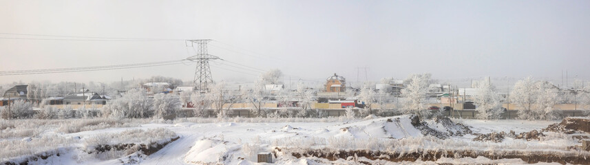Obraz premium panorama of the city and power line with a view of the steppe in the morning in the fog 