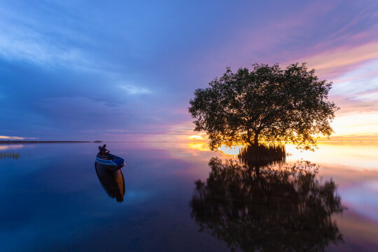 The way of life of fishermen in  The Le Noi at Ban Pak Pra (Pak Pra village), an important lake in Phatthalung Province, including boat trips to take tourists to see the scenery
