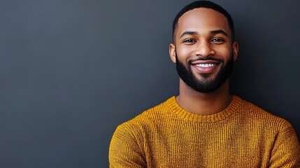 Obraz premium A smiling man with a beard wearing a yellow sweater
