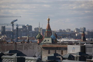 Fototapeta premium Aerial view of a city featuring a red and green dome foreground