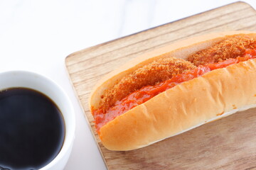 おいしそうなコロッケパンと、淹れたてのコーヒーの軽食
