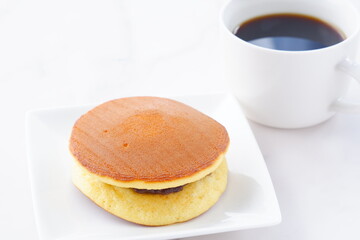 どら焼きとコーヒーでおやつの時間
