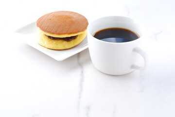 どら焼きとコーヒーでおやつの時間

