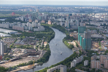 Fototapeta premium Aerial view of a vibrant city with a river flowing through it