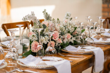 decoración de mesa con flores y cristalería para reunión familiar - foto de stock 
